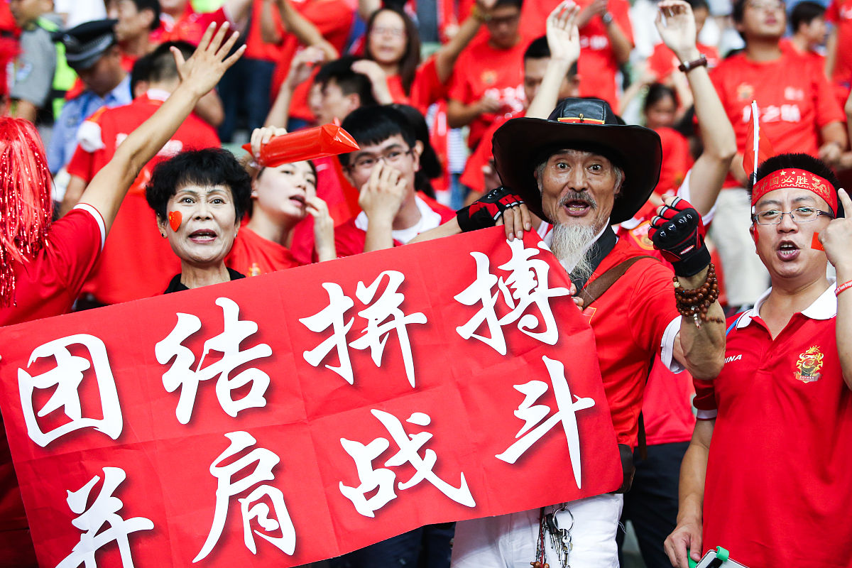 球场上的拼搏，国内球队迎接挑战