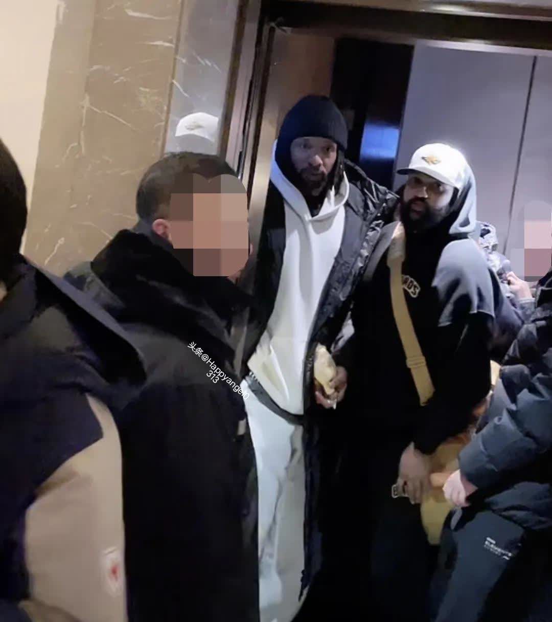 狂热球迷在比赛现场引发骚乱，警方介入维持秩序