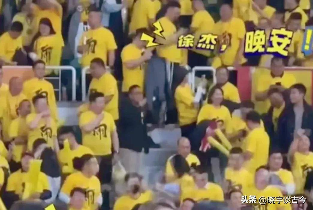 狂热球迷在比赛现场引发骚乱，警方介入维持秩序